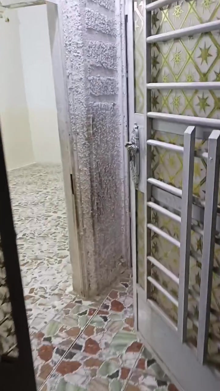 بيت مع قطعه  ثنينهن  300متر.. وره بانزين خانه الي بالنص  
للاستفسار ***********  بي واتساب
