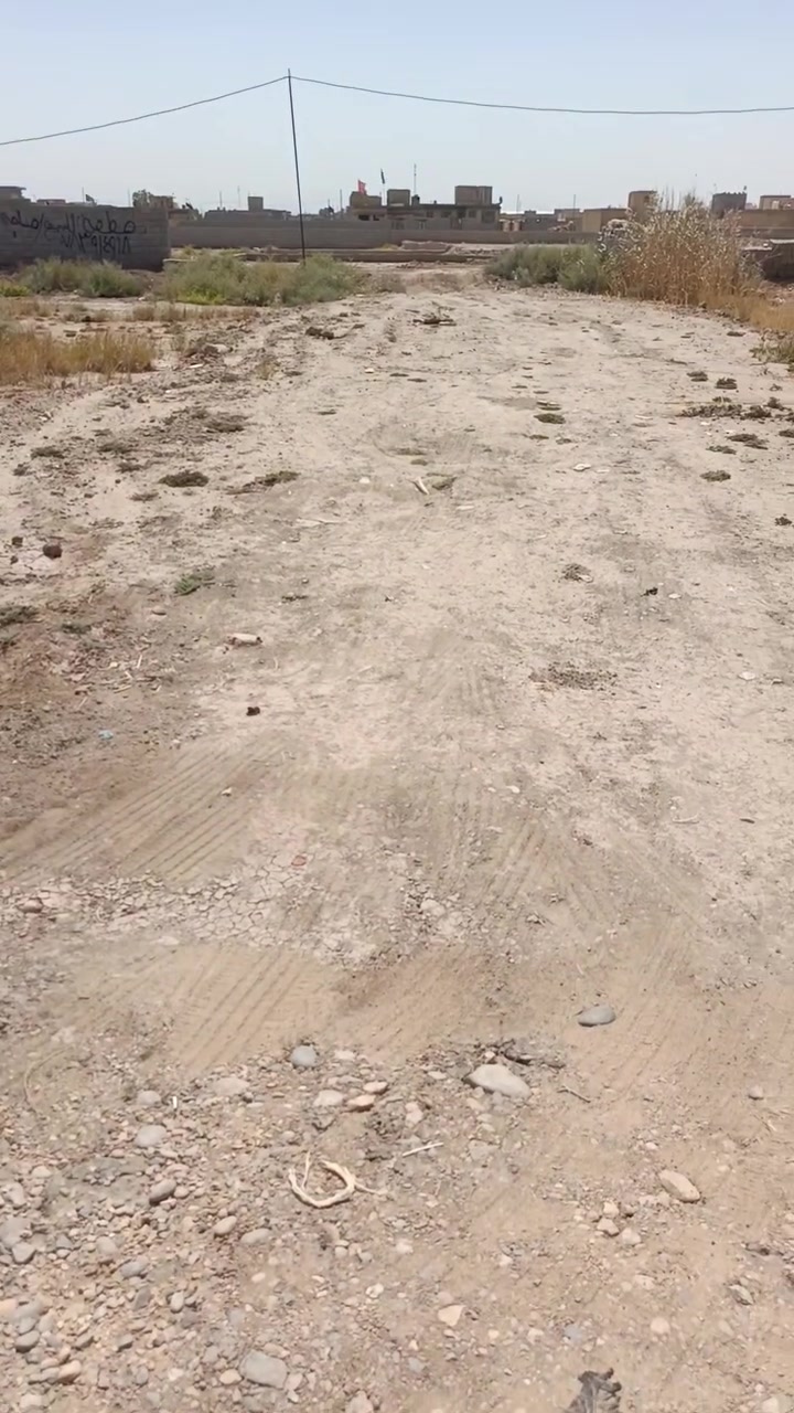 قطعه للبيع زراعي مساحه 208 حي الكوفه مقابيل بانزين خانه حجي عبد الحسن ملاغي قريبه عله شارع بني زيد تصال عله هاذه رقم سعر مناسب ***********
