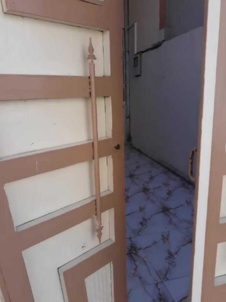🏡 دار للبيع – حي الوليد / قرب مجسر الميثاق

📍 موقع مميز وهادئ، يبعد عن الشارع العام حوالي 100 متر
📐 المساحة: 100 متر
🌅 الاتجاه: شروق

✨ مواصفات البيت:
• بناء حديث (سنة 2022) ومرتب كما موضح بالفيديو
• يتكون من: غرفة + هول + مطبخ + استقبال
• طابق واحد + بيتونة كبيرة على واجهة البيت
• شارع فرعي واسع ومريح
• صحيات داخلية وخارجية
• البيت كامل سيراميك
• سقوف ثانوية + منور

📄 وصل: جمعية الحدباء

📞 للاستفسار والتواصل:
خاص أو واتساب: ***********

🔥 فرصة حلوة للي يريد بيت جاهز وسكن فوري بموقع ممتاز
