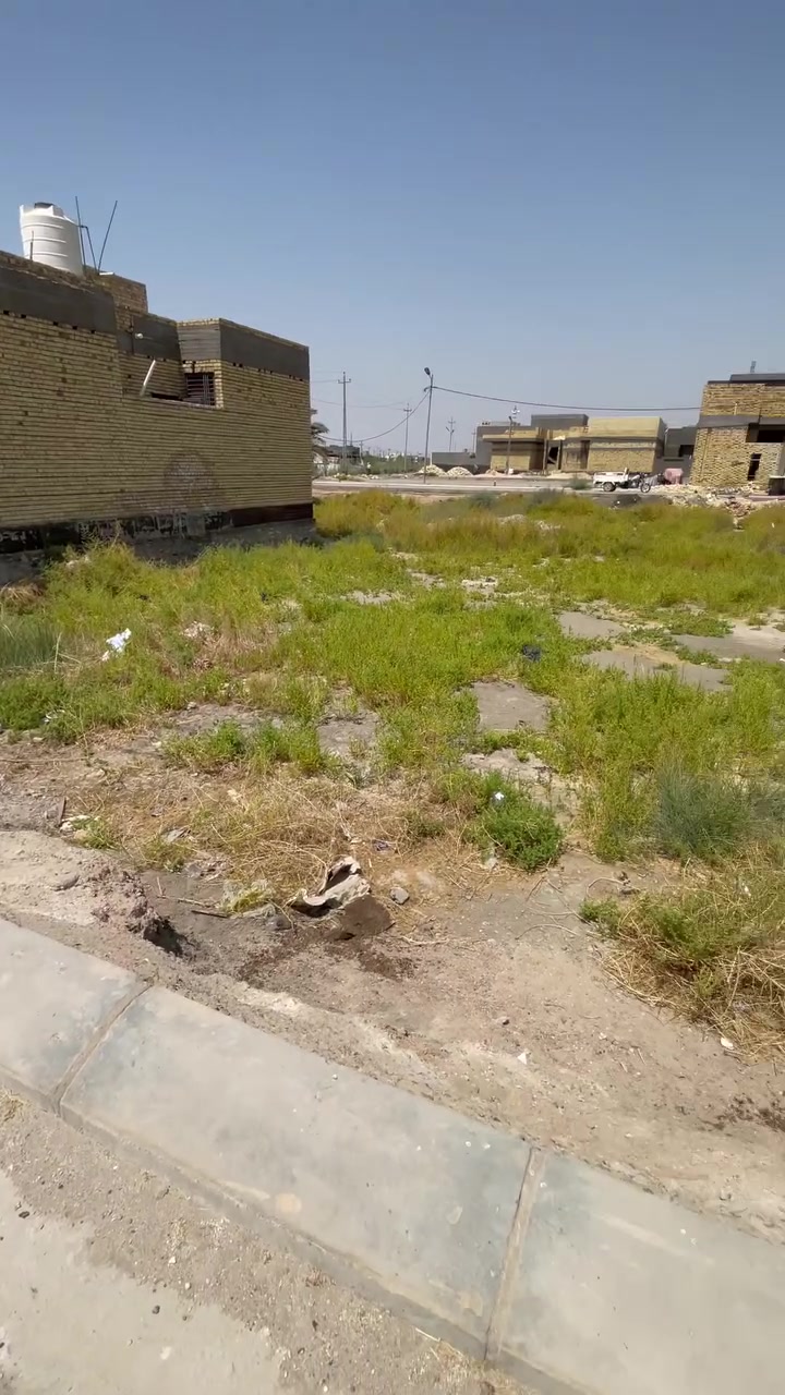 سلام عليكم قطعة للبيع العنوان بستان عليوي  الشارع القبل  حيدر الحمداني  مساحة 250 متر الاستفسار ***********
