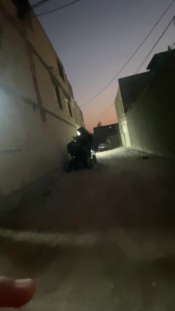 سلام عليكوم بيت في منطقت الدوام المساحه 60متره مع الشارع من غرفتين نوم مع حمام فوك وجوه ومطبخ وستقبال شارع ابو نزأر قريب على حي الأعلام والشباب والري يوجد ماء كهرباء مجاري وتبليط منطقه هادئه السعر 65مليون وبي مجال الرقم لتواصل ***********
