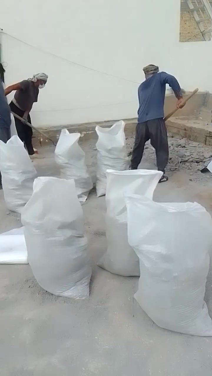 عمال تصعيد • نقل مواد البناء • صب أرضية