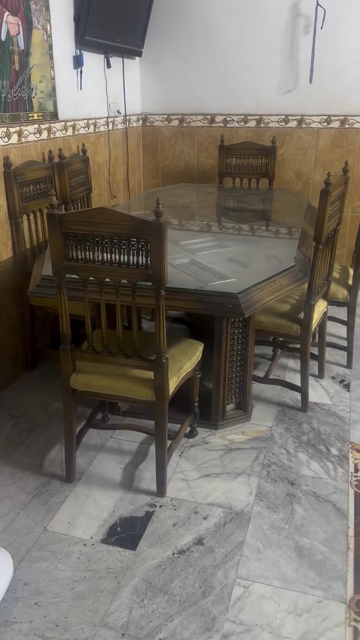 السلام عليكم ميز طعام ملكي مرتب نضيف وياء ٦ كراسي  نضيف فول سعره خاص بغداد بلديات الشراي. يتصل ***********
