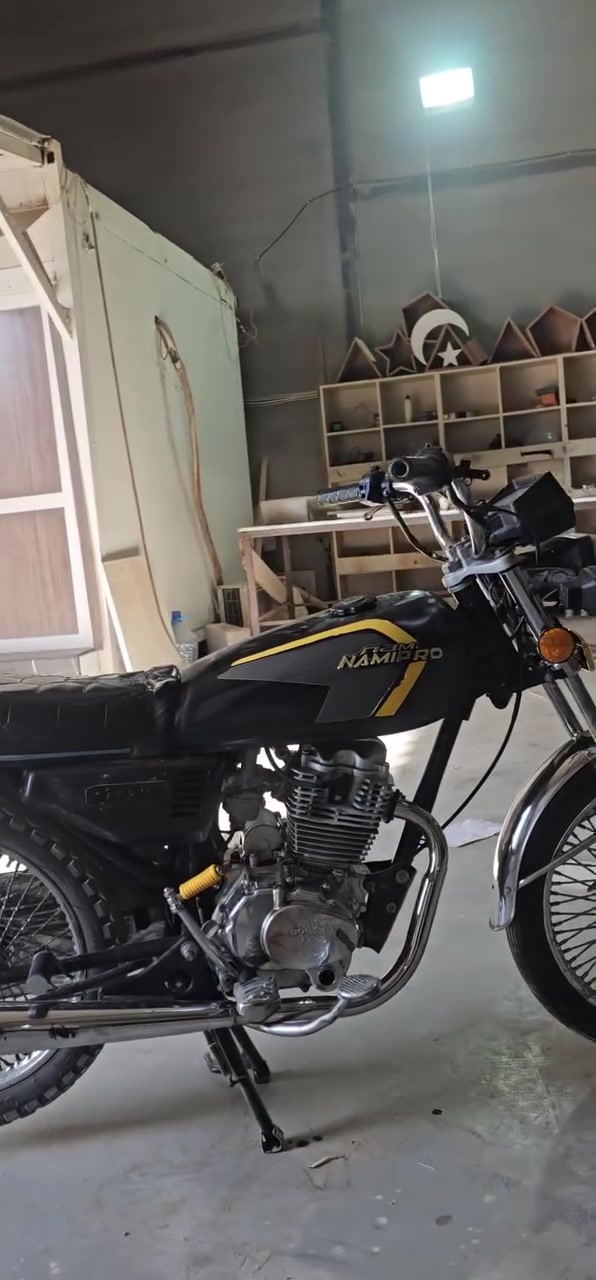 السلام عليكم
موتور سوري 200
مع اوراق الشاسيه موجود 
ملاحظة.. طرف من غطا المحرك مغير بس 
كهربا كلو شغال  
السعر حط سعرك بنور الله وشيل 
التواصل حصرا على الرقم *********** وتس اب 
العنوان كزنزان
