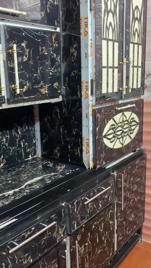 السلام عليكم كاونتر للبيع سعره 400وبي مجال شي قليل كاونتر اخو جديد متواجدين عل واتساب ***********
