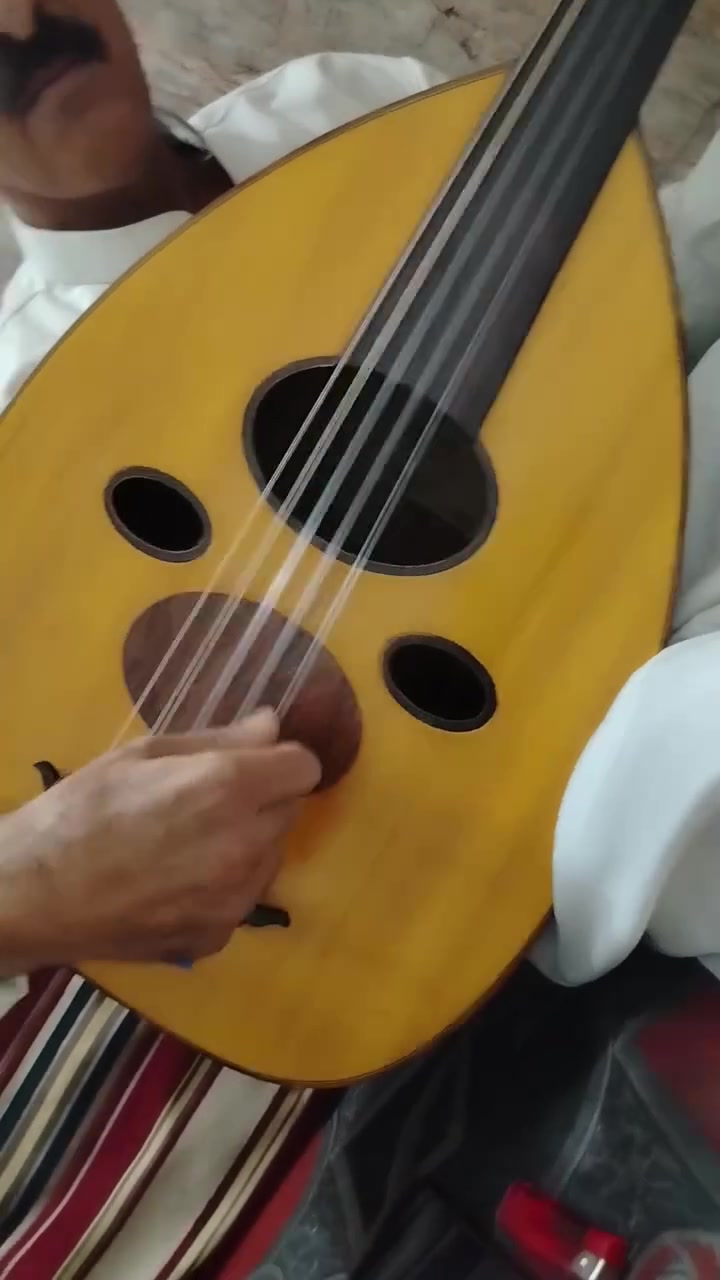 السلام عليكم🌷 
عود عراقي
#للبيع السعر ٢٠٠الف
بي مخرج صوت 🎵
أوتار توماستك الري نايلون القديم أصلي
الستفار اتصل على الرقم ***********
مكاني بغداد 📍
