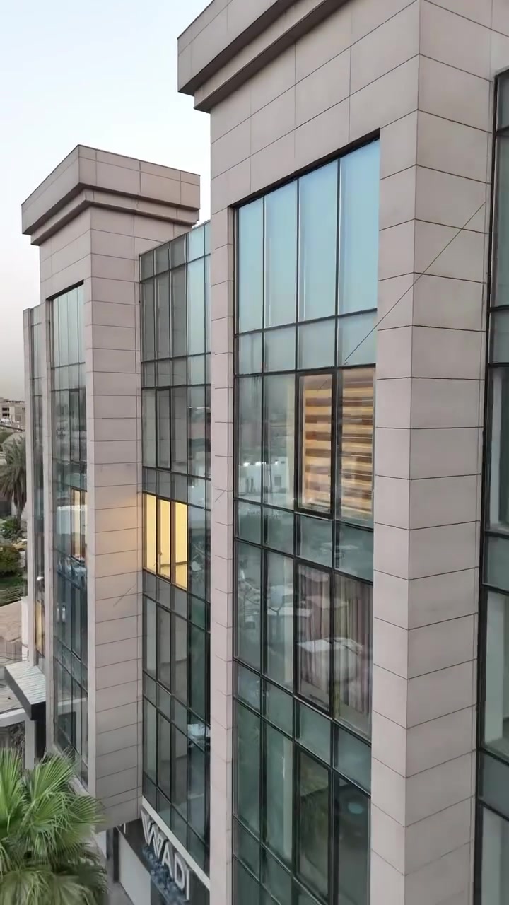 تدور على مكان مناسب لمقر شركتك؟ 👌

هسه صار عندك خيار مميز بـ العرصات، بالقرب من قرية دجلة، بموقع حلو وسهل الوصول، وبأسعار إيجار مناسبة جداً.

🏢 شقق مكتبية بمساحات تبدأ من 50م² إلى 100م²
💧 ماء وكهرباء
🚗 كراجات للسيارات
👔 رسبشن واستقبال
💰 أسعار مناسبة جداً

المكان مناسب للشركات والمكاتب اللي تبحث عن مقر مرتب، عملي، وموقعه مميز بدون تكاليف مبالغ بيها.

📍 العرصات – قرب قرية دجلة
📩 للاستفسار عن المساحات والأسعار، راسلنا على الخاص
***********
***********
