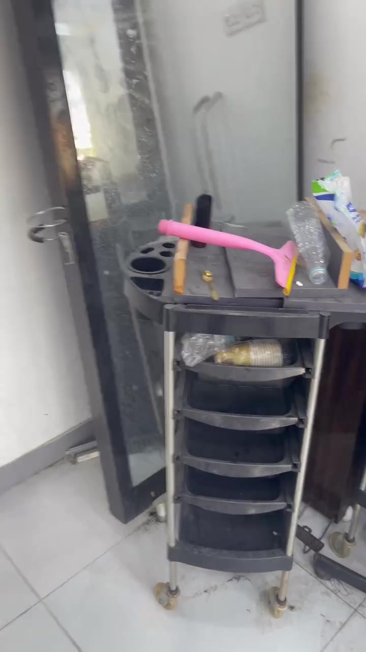 غراض للبيع كراسي ثنين مع عربانه مع مغسلة غراض يعني حلوات هعذا رقمي *********** ابيعهن كلهن شلع شكد ما تنطي ابيعلك بس مو تكسر بيهن
