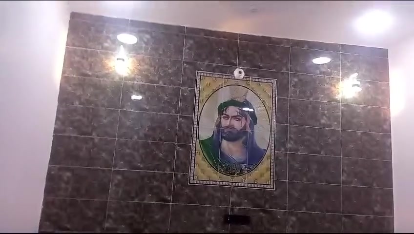 السلام عليكم ورحمة الله 
دار للبيع 100 مربع 
10 × 10 طابقين 
النداء شارع قنبر 
يحتوي على ثلاث غرف وصالتين واستقبال ومطبخ وصحيات عدد 3 
بناء شغل جناي 
يبعد 50 م عن شارع قنبر 

مطلوب للاسكان 39 
للاستفسار خاص او على الرقم 
***********
