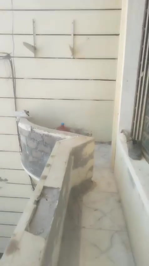 السلام عليكم بيت قاطين الشعب حي المهندسين معروض للبيع مساحة ١٠٠متر واجهة ٥ في  ٢٠الاتصال *********** بسعر مناسب
