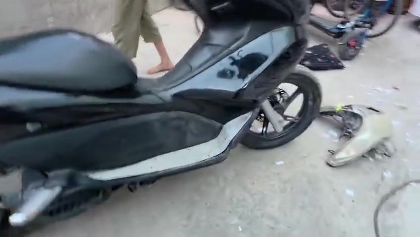 السلام عليكم
pcx
جيل اول دراجة كلش حلوة
عوزهة بجم وترايش
مازدة موجودة شغالة
محرك مكفول كفالة
بيهة سويجين
بيهة حساس توقف
حساس ستاند
كهربائيات كاملة 
السعر 800 الف
***********
 واتساب
