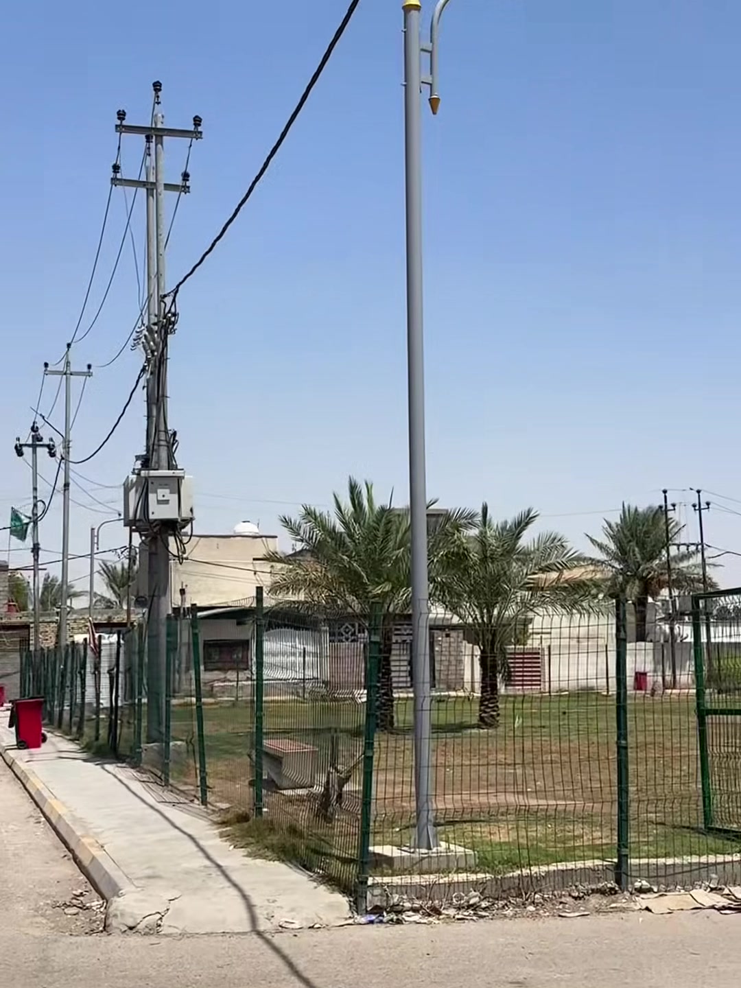 دار سكن طابو صرف في ( حي الزهراء )
خلف بيت ( النائبة محاسن خيري عليوي )

مساحة ٣٠٠ م - ( طابقين ) - ( امامه متنزه )

طابق أول :- ( ٢ غرف نوم ) + ( ٣ صحيات )
طابق ثاني :- ( ٣ غرف نوم نظام سويت)( ٣ صحيات )

بناء طابوق جمهوري - سقف صب كونكريت 
( سطح البيت شتايكر + أويزكوم + طبقات عازل )

( كل الخدمات متوفرة - ماء - كهرباء - تبليط - انارة 
مجاري - ارصفة )
( امامه متنزه + شارع بوجه البيت )
( بناء درجة أولى + تحويل مباشر )
(كما موضح في الفيديوات داخل + الخارج )

للاستفسار مراجعة مكتب غازي للعقار   
واسط - الزبيدية - قرب أفران المائدة  *********** 
***********

