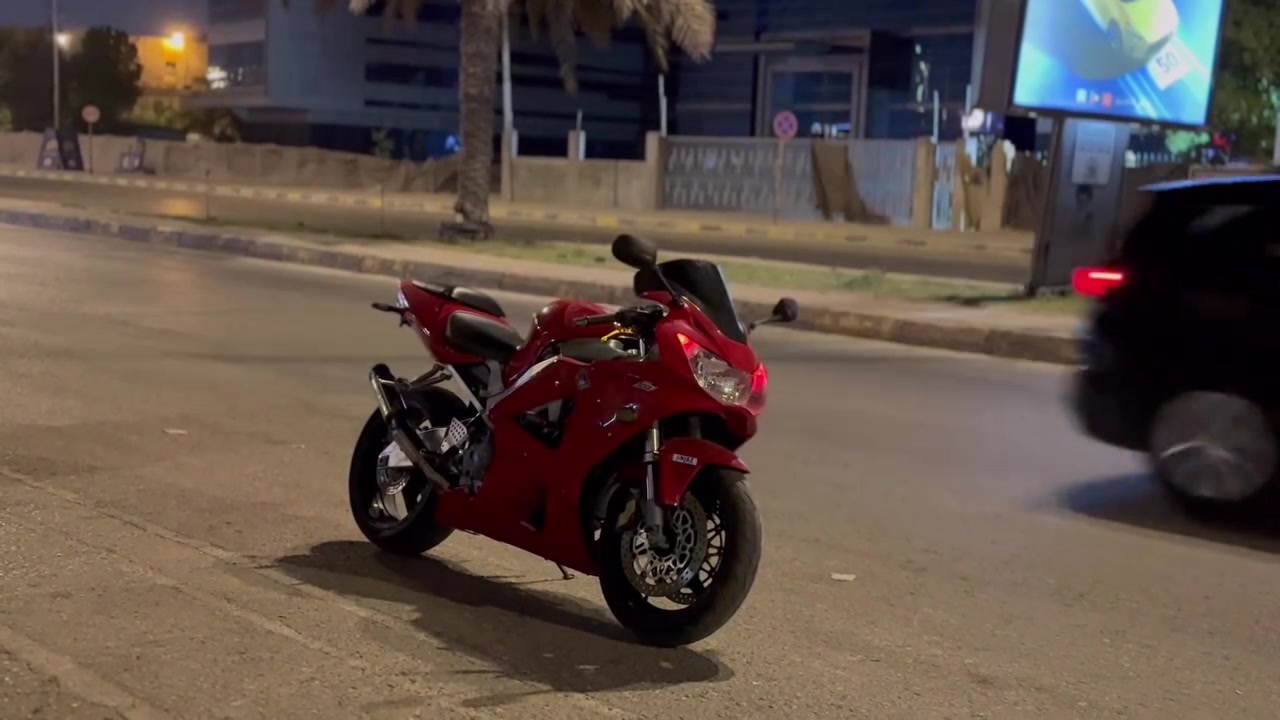 السلام عليكم 
Honda CBR900RR
الدراجة نضيفة ومسويلها ادامة كاملة 
محرك ٤ سلندر 
عليها اكزوز رياضي 
سرعة ٣٠٠
الدراجة فقط مغيرين لونها احمر وياها اوراقها 
السعر ١٧ ورقة وبيها مجال 
تواصل ***********
