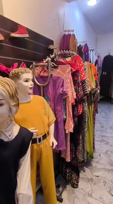 محل ملابس • نسائي وأطفال • أثاث للبيع
