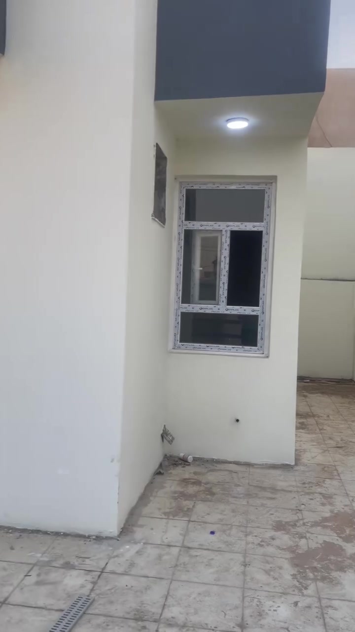 🏡 دار للبيع في مجمع آشور 2 السكني

📍 المساحة: 211 متر مربع
🏠 البناء: جديد وحديث
🛣️ الموقع: على شارع 20 متر
🏢 الدار طابقين

🔹 الطابق الأول:
صالة • هول • مطبخ • غرفة نوم • مجمع صحيات • صحيات • منور جانبي • كراج سيارة • حديقة أمامية

🔹 الطابق الثاني:
غرفتا نوم • مجمع صحيات • سطح عدد 2

💰 السعر شامل جميع التفاصيل:
▪️ مقدمة: 155 مليون دينار
▪️ المبادرة: 117 مليون دينار

📞 للاستفسار: أبو ديما للعقارات
***********
