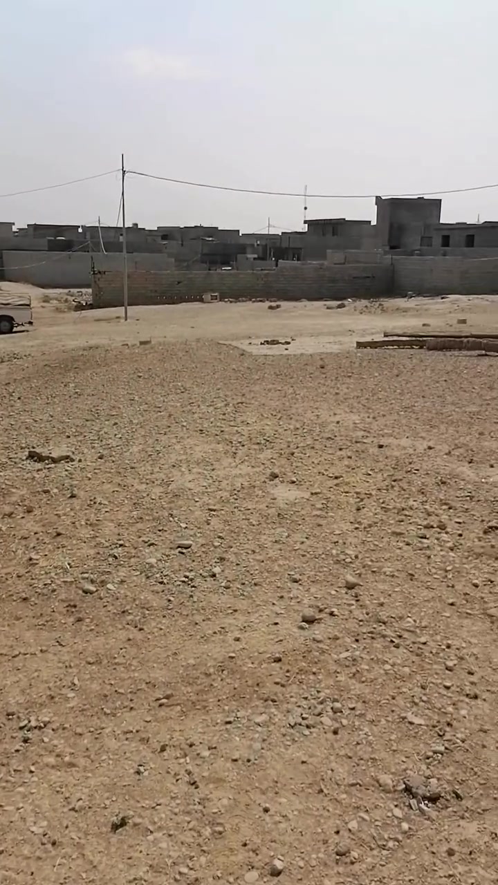 قطعه للبيع في حي الشرطة مساحتها 200 متر خدمات مي كهرباء قريبة على شارع السعر 12 مليون وبيها مجال للإستفسار الاتصال على الرقم هاذا ***********
