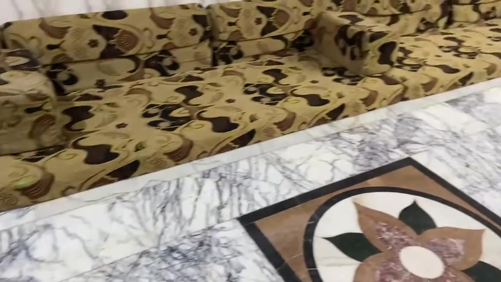 السلام عليكم
متوفر ديوان لبيع مستخدم قليلً
طولهُ كله ٧مترات 
لتواصل واتساب :***********
