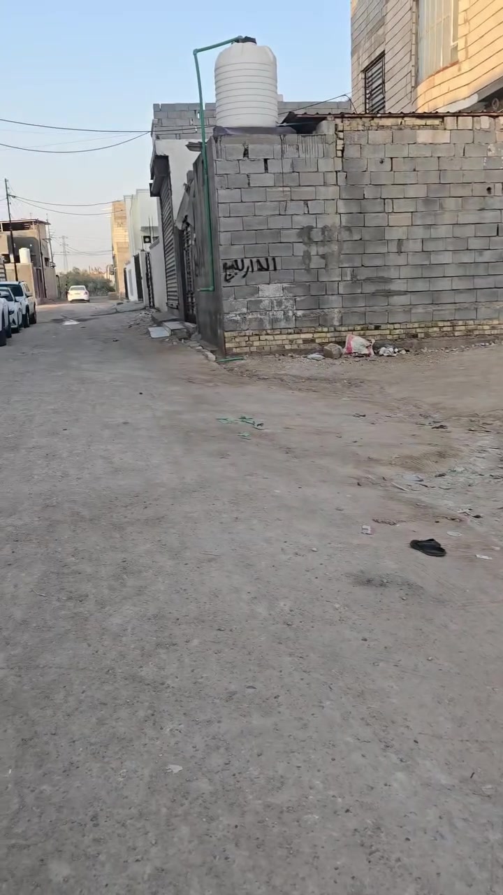 متوفر قطعه ارض مساحه كليه ٢٠٤ متر 
قطعه في موقع مميز الفيروزيه شارع الغبي اول شارع من تدخل قريبه على شارع العام الرئيسي ٤ شوارع للستفسار اكثر رقم ***********
