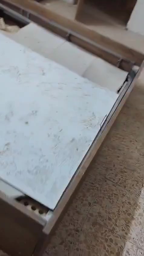 السلام عليكم غرفة كدام العين للبيع مستعجل على البيع عندي شغل عمالة بالبيت 200 الف مكانهة بغداد جديدة الامين الثانية ***********
