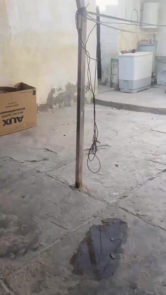 بيت البيع بل شماليه قرفتين وصاله ومطبخ وصحيات وديوان سكف سندويج مساحت البيت 200متر بيت سراميك السعر 12وبي مجال الستفسار ***********
