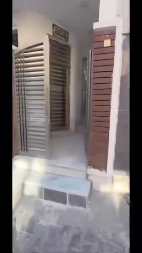 بيت للبيع مساحة ٧٥ متر سند مستقل أفراز رسمي واجهة ٥ نزاله ١٥ بناء حديث درجة أولى ٣ طوابق يحتوي على طرمه وصحيات خارجيه ومدخلين صاله وممر يؤدي الى الحولي مطبخ ومنور وصحيات وغرفة نوم والطابق الثاني غرفتين نوم وصحيات وبالكون والطابق الثالث غرفة نوم وصحيات وحولي وسطح يعني مجموع غرف النوم ٤ وصحيات ٤ وصاله وملحقات الدار نظام مخفي السبالت والغاز وكاميرات مفول ماشاء الله مكانه ايضاً حلو الحريه الثانيه فرع جامع السوداني قريب على الشارع للأتصال.  ***********
