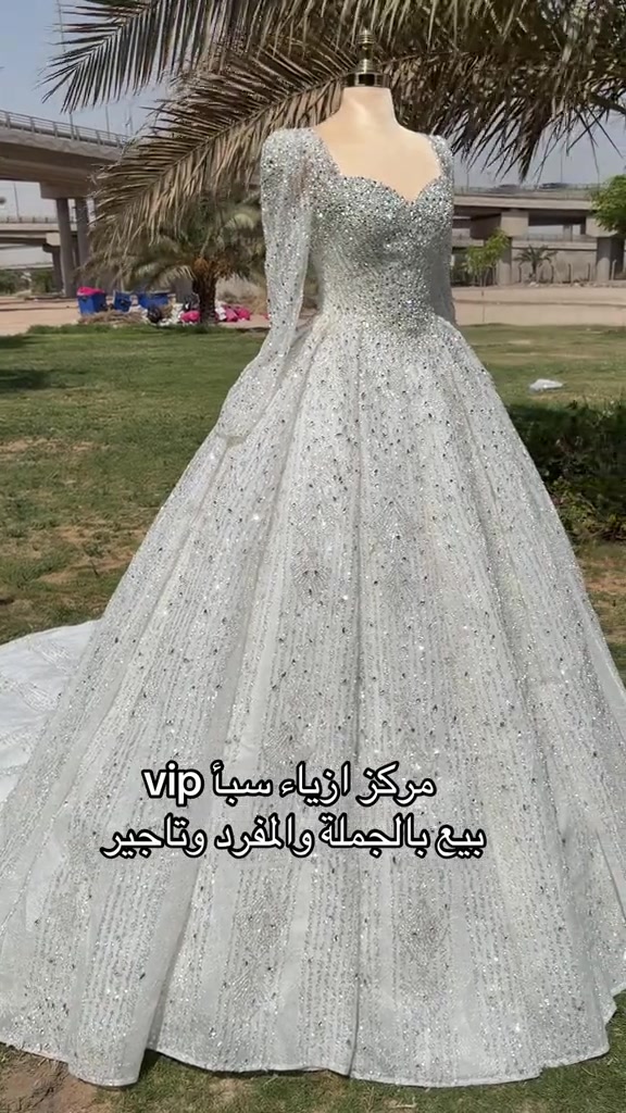 

نص مكتوب في الصور:
- مركز ازياء سبأ vip
- بيع بالجملة والمفرد وتأجير