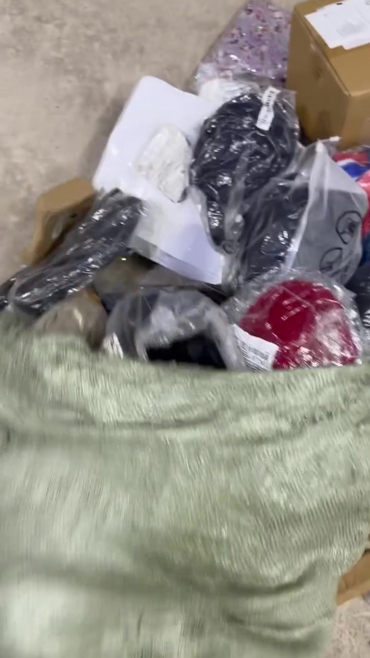 السلام عليكم 
شلعة 5 شلفان مكس منزلي ملابس 
ابيع وزن كيلو ب ٣
***********

