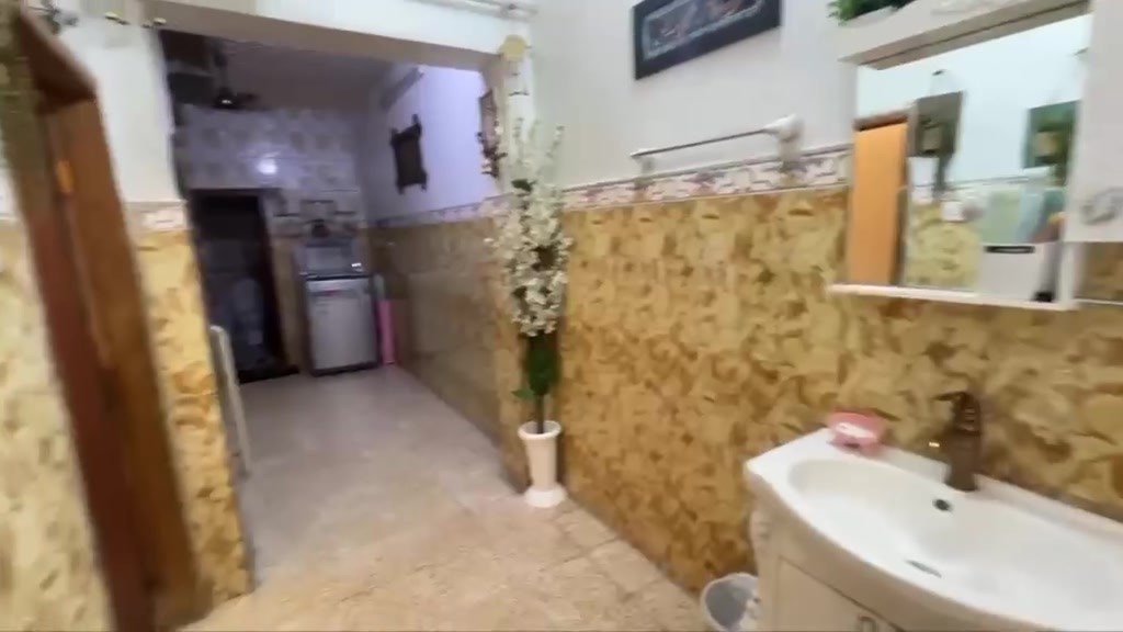 سلام عليكم من رخصه الادمن عندي نص قطعه مساحه 70 متر واجهه 7 ونزال 10 ثلث طوابق طابق ثالث سندويش نص بناء وباقي سندويش بس مرتب ومصروف عليه طابق الارضي يحتوي ع كلدور واستقبال 5|4/ ومطبخ 3/6ونص حمام مشترك ومنور وصاله درج نجي ع طابق ثاني غرفتين نوم كبار 3/7ونص /وغرفه 3/6ونص نروح طابق ثالث نص بناء ونص سندويش هم غرفتين وحده منهم كبيره جدا طول 8 متر وعرض 4 وغرفه 3 /3 ومطبخ وحمام  اقرب نقطه داله جمعيه ركن مسبح مقايبل دور جهازه بيت ثالث بيت عن ركن سعر 195 تواصل ع رقم هاتف ***********  تصوير موجود
