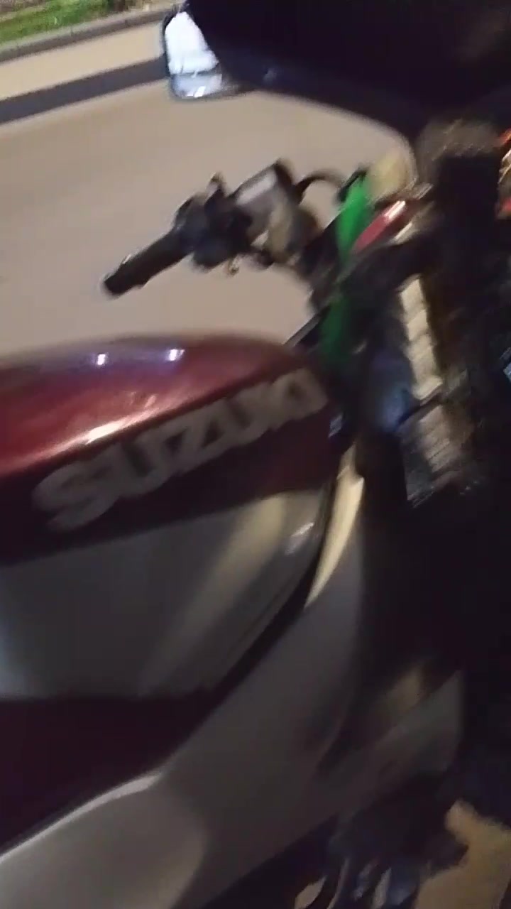 سوزوكي • احمر • ماشيه ١٥الف