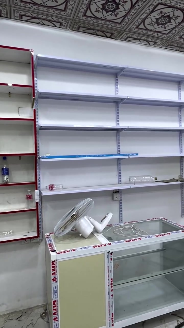 رفوف  وميز كاشير ومجمده جديده ممشتغله 18قدم للبيع العنوان العماره سده دور النفط***********
