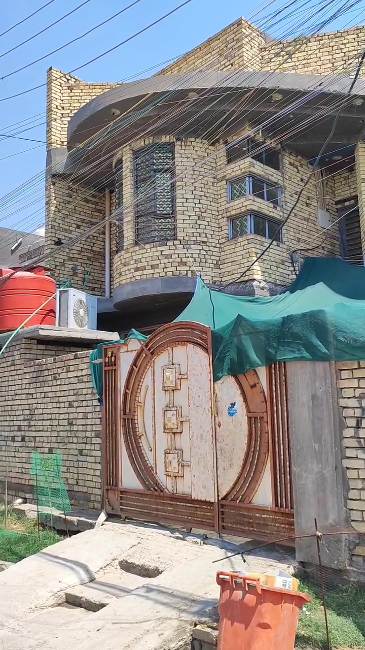🏡 إعلان بيع بيت بمساحة 200 متر مربع – موقع مميز وخدمات كاملة 🏡
📍 الموقع والمميزات العامة:
المكان: التفيج (يفصله قطاع واحد فقط عن المدارس وحديقة قريبة)
المساحة: 200 متر مربع
الخدمات: ⚡ كهرباء | 💧 ماء | 🛣️ تبليط | 🚽 مجاري | 🔌 مولد قريب | 🌳 ساحة خضراء
🔻 تفاصيل الطابق الأول (مكتمل بالكامل ✅):
✅ استقبال واسع (7 × 4)
✅ صالة كبيرة (8 × 4)
✅ مطبخ (5 × 4)
✅ غرفتين نوم (5 × 4 لكل غرفة)
✅ حمام داخلي
✅ مناور عدد (2)
🔻 تفاصيل الطابق الثاني (مكتمل جزئياً):
✅ صالة (5 × 4)
✅ غرفتين نوم (4 × 3 لكل غرفة)
❌ غرفة نوم كبيرة (7 × 4) — (هيكل غير مكتمل)
❌ غرفة نوم (5 × 4) — (هيكل غير مكتمل)
❌ حمام — (غير مكتمل)
🔻 السطح:
✅ سطح وستارة مكتمل بناء درجة أولى
💰 السعر: خاص عند التواصل
📞 للتواصل والاستفسار: ***********
