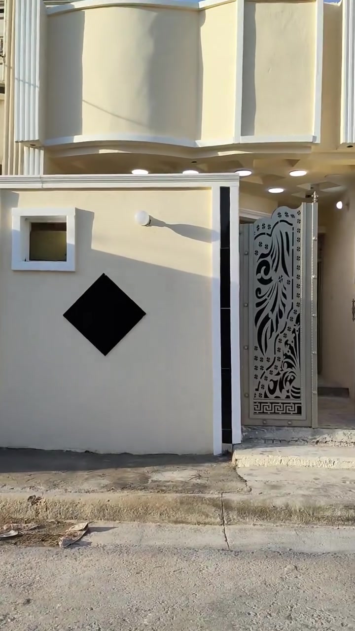 سلام عليكم بيت للبيع مساحته 100متر طابق ونص قرب سيطرة سبع قصور بالفرع افران الزهراء 
الرقم الهاتف:***********
