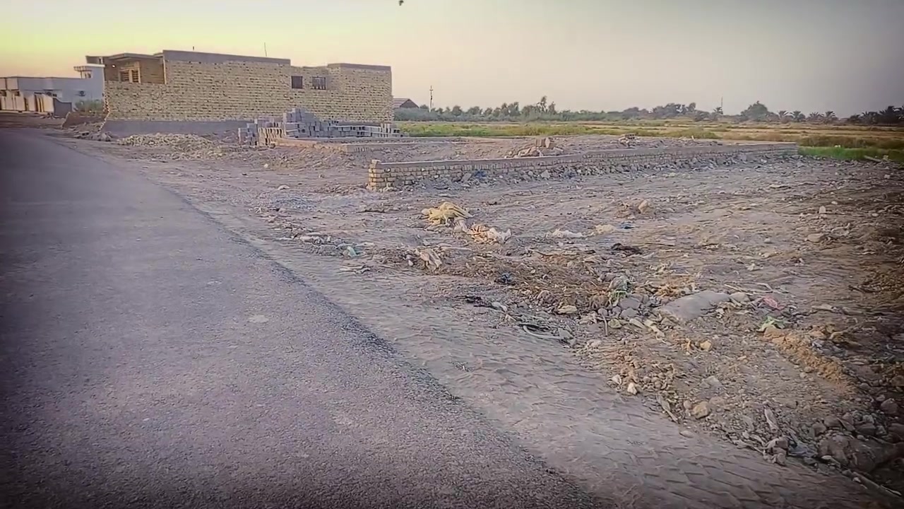 السلام عليكم قطعه زراعي للبيع مدفونه وجاهزه منطقة  السميلات وجه عل تبليط مباشر مساحه 200 وجه 10ونزال 20 قرب مضيف شيخ غزوان الخيرالله السعر 10 وبيها مجال ترهم اقصاد  لتواصل خاص او ***********
