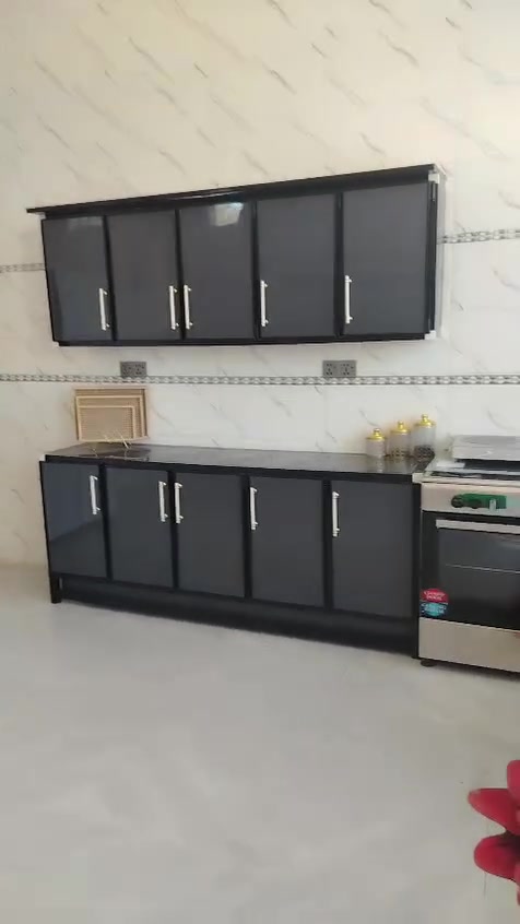 بيت للبيع متكون من غرفتين نوم وهول و مطبخ ومضيف وصحيات المساحة 250متر قرب محطة عبيد السلطان السعر 65وبي مجال 
***********
