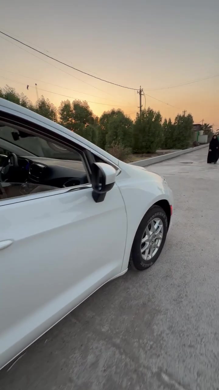 السلام عليكم
كرايسلر فويجر ٢٠٢٣ للبيع 
حادثه بالصور وموجود رقم الشاصي 
بوب وجنطه كهرباء ٦ سلندر ٣.٦  السياره حره بدون رقم وبسمنه المكان بغداد مدينه الصدر ماشيه تقريباً ٨٠ الف كيلو  
رقم راعيه ‭***********‬
السعر ١٨٥ وبيه مجال

