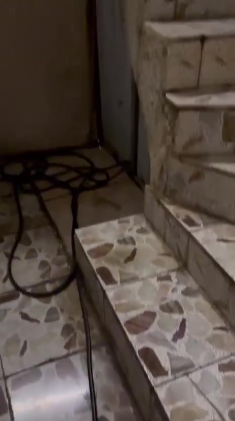 السلام عليكم مشتمل الإيجار حى الحسين خلف حوده مول مساحه 125م طابق ثانى كاما خط مولده ونت كيزر وماء منفصل مكون من صاله وحولى ومطبخ منعزل وحمام مغاسل وغرفه نوم 5*4  وسطح كامل بسعر 550 للاستعلام ***********
