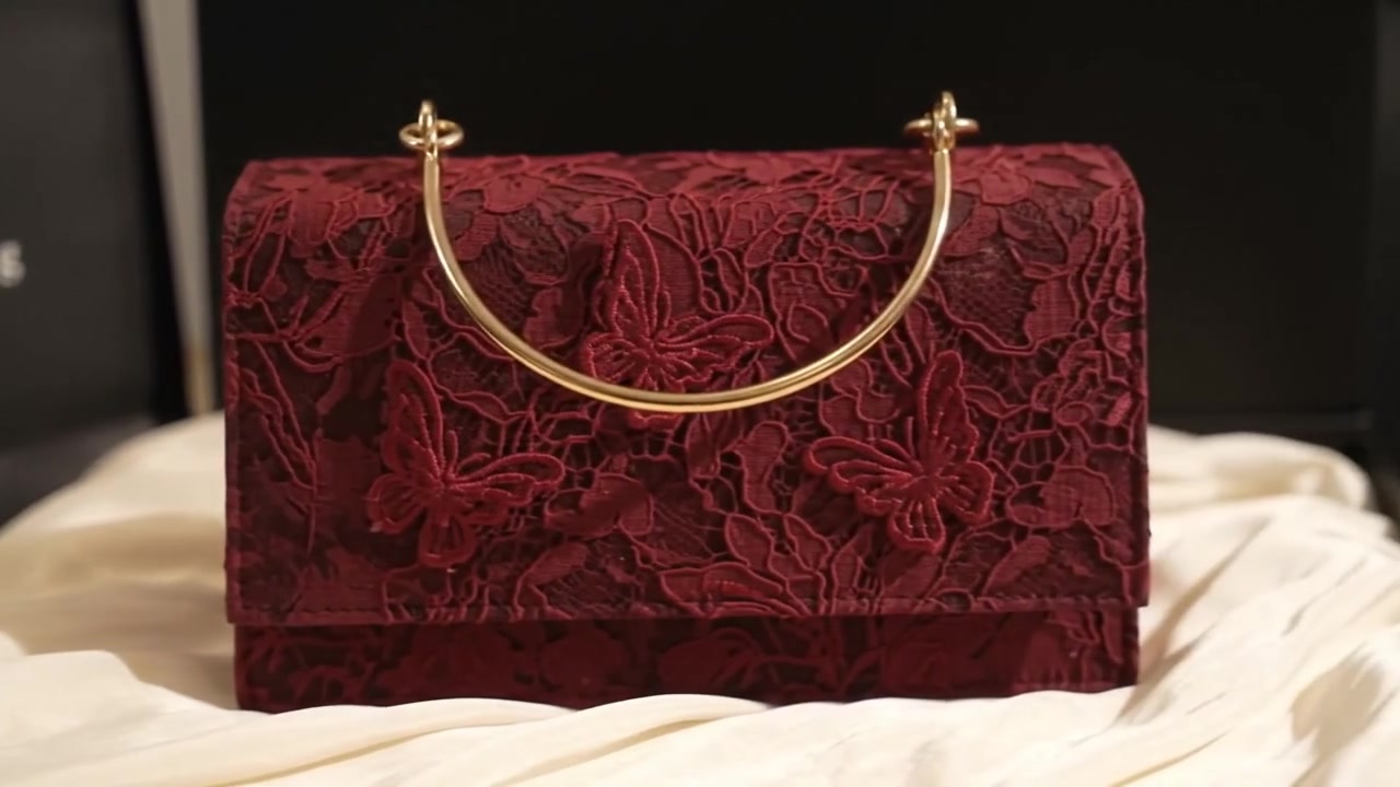 ✨ کۆلێکشنی نوێی جانتای شۆخی پەپوولە بە چەندین ڕەنگی سەرنجڕاکێش! 🦋👜
​ئەم جانتا نازک و شاهانەیانە بە دیزاینی نایابی پەپوولەی سێ ڕەهەندی و دەستکەوتی ئاڵتۆنی بەردەستن؛ بژاردەیەکی ناوازەن بۆ تەواوکردنی ستایلی ئاهەنگ و دەرچوونە شیکەکانت:
​🦋 دیزاینی پڕ لە هەست: نەقشی جوانی پەپوولە لەسەر قوماشی چەرم و نێتکراوی لوکس.
​🎨 ڕەنگە بەردەستەکان: سپیی نازک، پەمەیی کاڵ، سووری تۆخ، و ڕەشی کلاسیک.
​🔗 بەکارھێنانی فرەجۆر: خاوەنی دەستکەوتی خڕی زێڕین و قایشی شانی ڕێکخراو.
​📌 بۆ داواکردن و زانیاری زیاتر پەیوەندیمان پێوە بکەن:
📞 ***********
📞 ***********
​🚚 گەیاندنمان هەیە بۆ سەرجەم شار و
