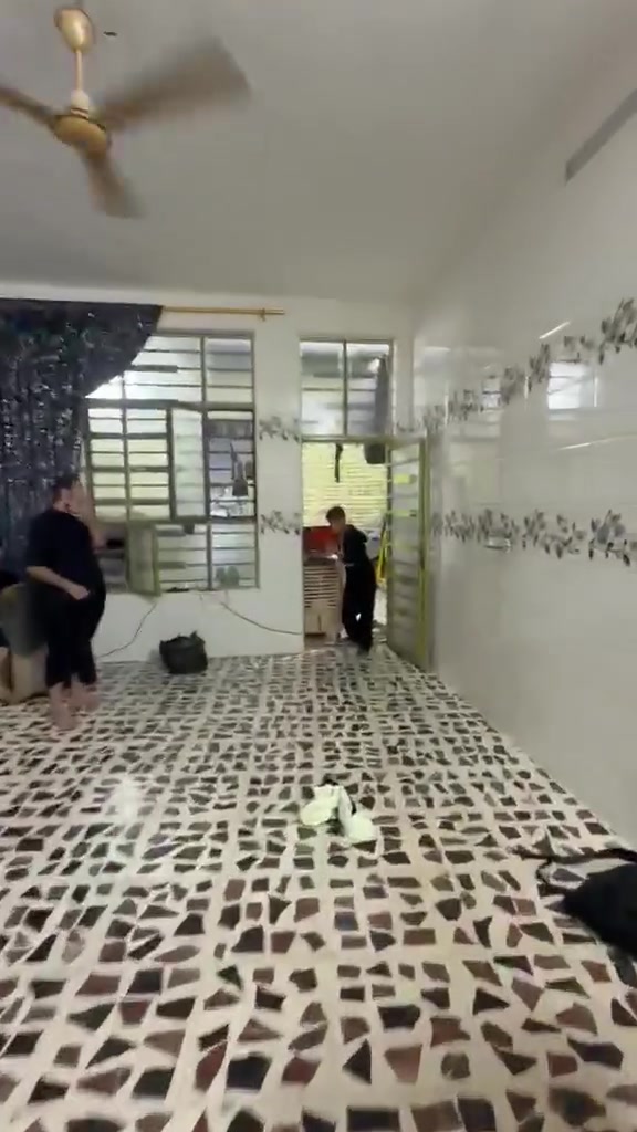 سلام عليكم عندي هاي الحسينيه للبيع بناء حديث مساحه 240متر طريق زوار طريق بغداد كربلاء تيل 37 تصال على رقم اني مكلف بنشر ***********
