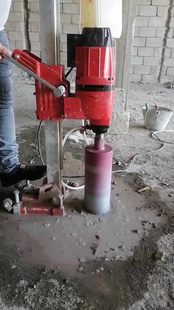 يتوفر كادر للعمل بجهاز الكور لتثقيب الصب الكونكريت المسلح والغير مسلح فتحات سبالت فتحات مرازیب فتحات هوائيه من 1 انج الى 12 انج وايضا قص الصب الكونكريت بجهاز الكور العنوان بابل محاويل للاستفسار وتساب فقط ***********
