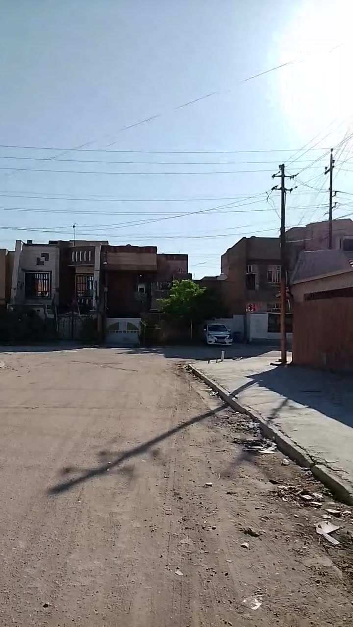 السلام عليكم 
دار للبيع مشتملين مساحه 71
والثاني 83
طابق واحد طرمه الخارجيه مشتركه وأسطح طابق واحد صالح للسكن 
عنوان حي اور قرب مدرسه اليقظه
الهاتف ..واتساب ***********
