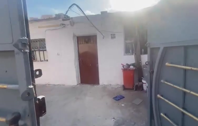 السلام عليكم ‏بيت تجاوز للبيع  المساحة ١١٠م  مي مجاري كهرباء كامل والتبليط بلباب ابنص الطابو صاير 
‏العنوان  الزعفرانية حي الرشيد قرب علوة الرشيد السعر ٢٠ 
‏الاتصال على الرقم ***********
