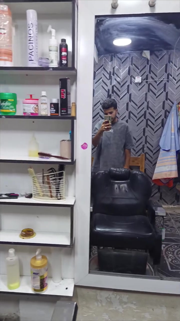 مرخصتك صاحب الكروب السلام عليكم كرسي حلاقه للبيع السعر 120الف وبي مجال وتدللون المكان حي التحدي رقم التواصل  ‏‪***********‬‏متواجد للمعلومه الكرسي الي فاله بلكاع
