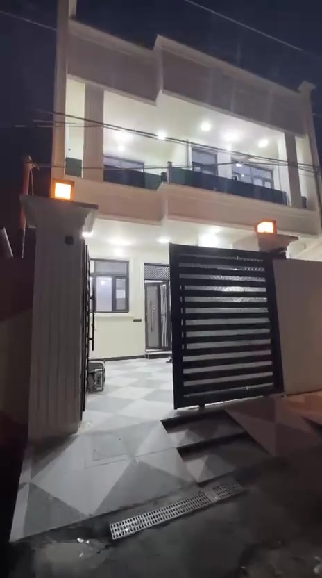 🏡 للبيع دار سكنية راقية – 150م²

📍 بعقوبة – تقاطع القدس – دور الزراعة الثالثة

دار مميزة بتصميم عملي واستغلال ممتاز للمساحات، تتكون من:

🔸 طابقين + سطحين
🔸 استقبال أنيق + مطبخ + صالتين
🔸 4 غرف نوم
🔸 3 دورات مياه
🔸 مناور
🔸 أرضيات بورسلين فاخرة
🔸 سقوف مغربية مع إنارة مخفية
🔸 أبواب قاصّة وتشطيبات جص وبورك
🔸 واجهة فوم تركي بتصميم حديث
🔸 تشطيب متكامل وبناء حديث

⚡ الخدمات متوفرة بالكامل:
ماء 🚰 | مجاري | تبليط | كهرباء | إنارة شارع

📑 نوع العقار: طابو صرف زراعي – سند 25

📞 للاستفسار والحجز:
***********
***********

🏢 مكتب الجزيرة للعقارات
بيع وشراء الأراضي والدور السكنية والتجارية

🚫 ملاحظة: لا نتعامل بالإيجار.
