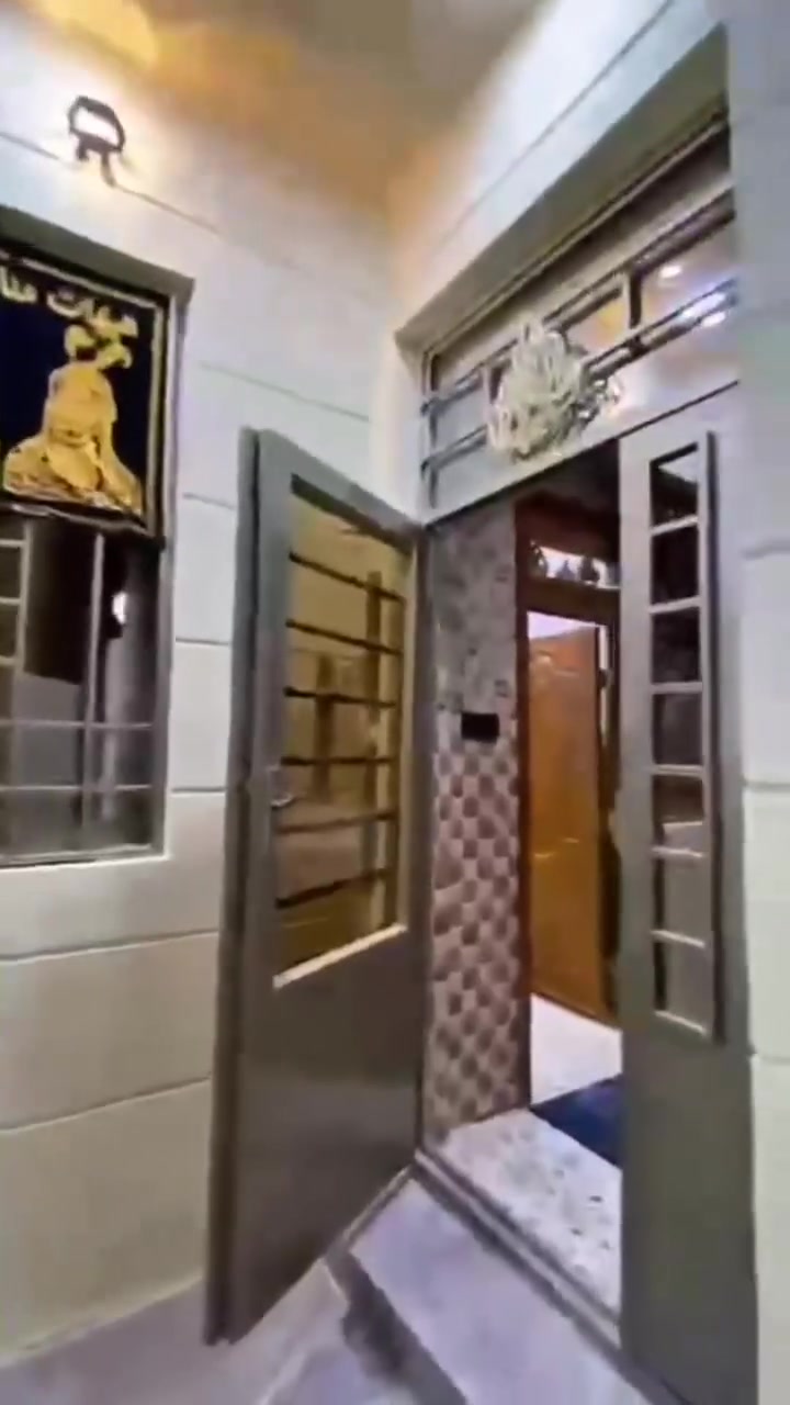 السلام عليكم دار 100 متر طابقين 4 غرف
في حي السلام خلف محطة باب الكفيل 
للاستفسار ***********
