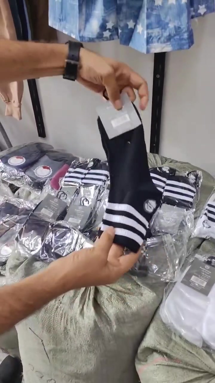 عيوني متابعينا ❤️‍🔥✨
شاهد جمال الموديلات جوراب نص مخطط (اسود + ابيض) 💯
خامة قطن الاصلي 
سعر درزن 6 😍
اقل حجز 10 درزن 
يوجد توصيل البصرة وجميع المحافظات ✨
