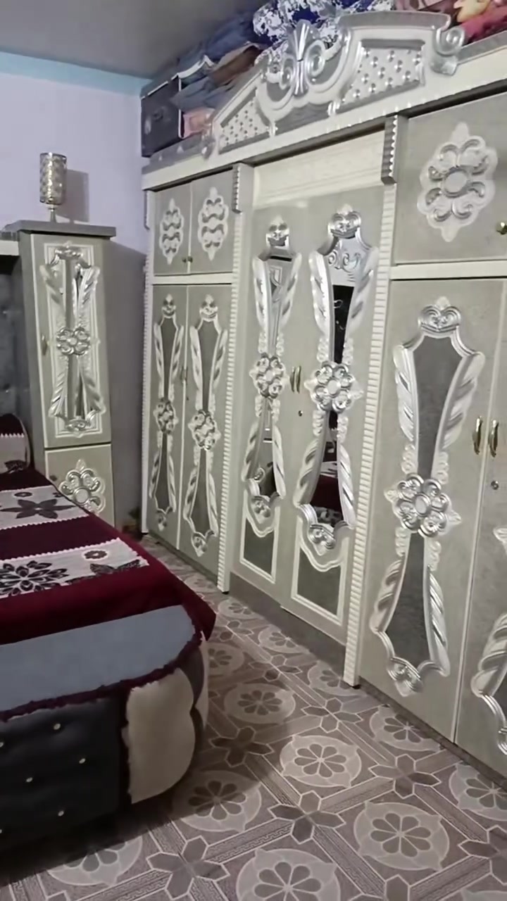 سلام عليكم غرفه للبيع مستخدمه سنه تقريبن غرفه ضخمه طابقين نضيفه سعر مليون وربع وبيهه مجال سوك الشيوخ العكيكه وتساب ***********
