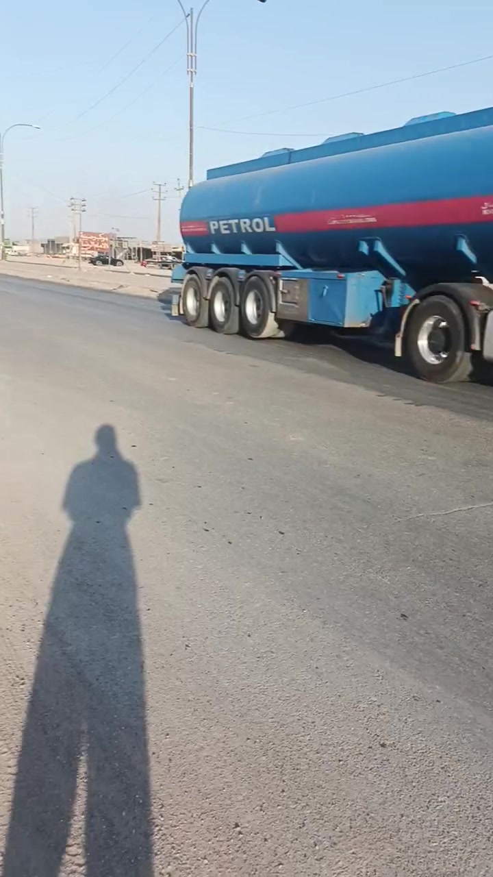 سلام عليكم بيت للبيع حواسم السعر 4 ونص وبي مجال قريب على الشارع العام يبعد 300 متر مقابيل معمل الثلج يتكون من غرفة وصاله وستقبال ومطبخ *********** واتساب
