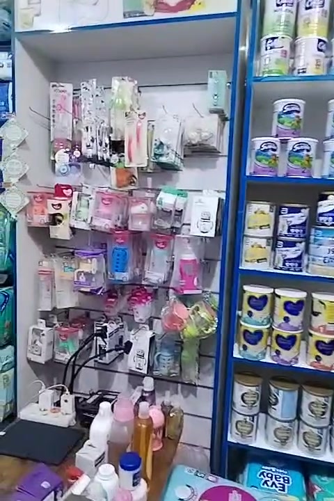 السلام عليكم سنتر حليب و حفاضات و جميع مستلزمات الاطفال للبيع 

المحل متكامل من (حليب و حليب طبي و حفاضات اطفال و كبار السن و نسائية و جميع انواع الغسولات و الشامبوات و البودرة و كلنس المبلل و السيريلاك و المميات و جميع مستلزمات الاطفال)

موجود داخل المحل (سبلت انفيتر و مبردة كونفيرة و جام خانة و ميز مكتبي و كرسي و فاترينات كاملة و لوحة اعلان و لوحة ضوئية)
 
دخل المحل زين و طالع ايجار و الربح
و معاميل خير من الله و طلبات توصيل هم زينة

ييجي ويا المحل بيج للمحل و اكو خدمة توصيل لجميع محافضات العراق

تجي تجرد غراض المحل و بيك خير و تدلل للاستفسار ***********
وين موقع المحل بالضبط؟ بالحي/الشارع وقريب على شنو حتى الناس تعرفه بسهولة؟: 
قريب ع سوق ومقابل علوة مخضر ومجاور صيدلية 
شكد مساحة المحل تقريباً؟ وإذا تكدر تذكر الأبعاد أو الواجهة والخلف حتى تكون أوضح للمشتري.: 
3*4ونص 
الإيجار شكد ومسدّد لحد متى؟ وهل المحل جاهز للتسليم والعمل مباشرة لو يحتاج شغلات؟: 
225 الف دينار كامل من كلشي 
البضاعة كلها جديدة لو بيها قديم/مخزون قديم؟ وشكد تقريباً نسبة البضاعة الموجودة هسه؟: 
بضاعة خير من الله 
شنو السعر المطلوب نهائياً؟ وهل يشمل المحل والتجهيزات والبضاعة لو بس المحل؟: 
12 مليون كامل من كلشي مع الأغراض 