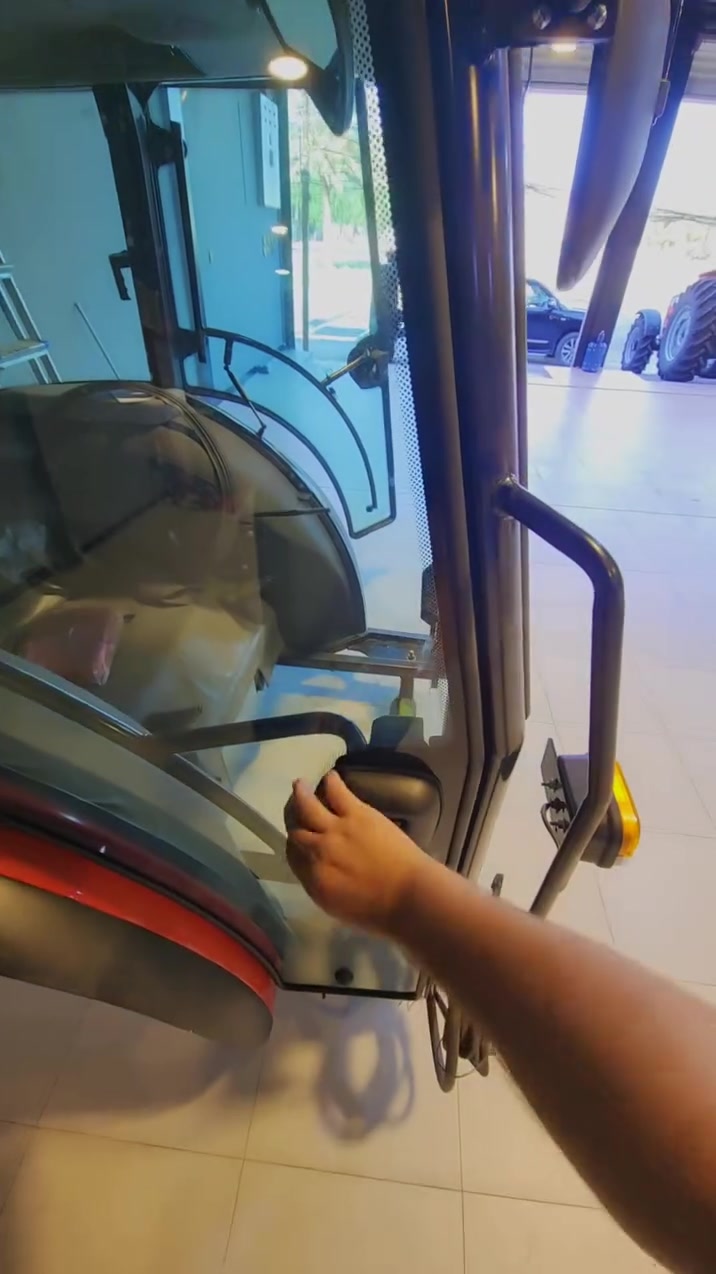 🚜 كابينة جرار للبيع بحالة ممتازة 🚜
كابينة مرتبة وأنيقة، مجهزة بكل ما يوفر الراحة والحماية للسائق أثناء العمل 🌾

✨ زجاج كامل
✨ سقف علوي
✨ مرايا جانبية
✨ إنارة وإشارات
✨ تبريد داخل الكابينة ❄️
✨ مسجل صوت 🎵
✨ تصميم عملي ومتين
✨ حالة ممتازة ونظيفة

💰 السعر مناسب وقابل للتفاوض للجادين

📞 للاستفسار والتواصل:
***********

🔥 كابينة تجمع بين الراحة، الأمان والأناقة… جاهزة للتركيب والعمل 🚜🌾
