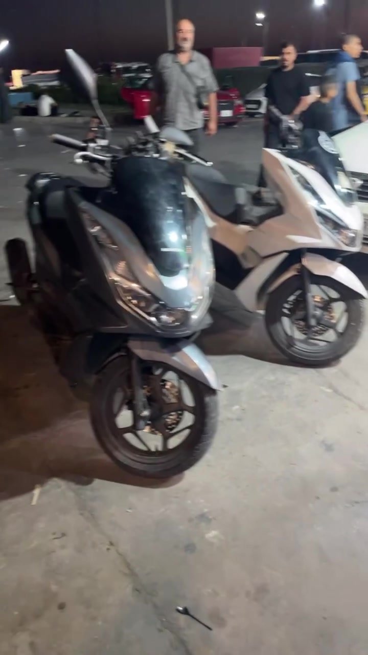 السلام عليكم pcx جيل رابع كوري  ممشى 50.000الف الدراجه مكفولة من مكينه والكفرات بيهة ملاحضات بسيطة  واكو فطر ب الصفحة اليمنه ممبين كلش سعر خاص تواصل ***********
